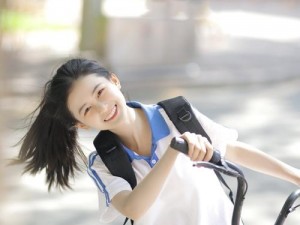 国产 14 女学生写真：记录青春的美好瞬间